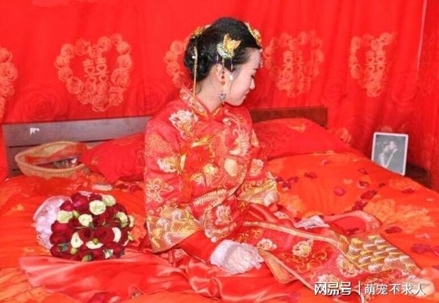 博鱼体育女儿改嫁三年不回家母亲起疑去寻开门一瞧婚纱照瘫坐地上(图1)