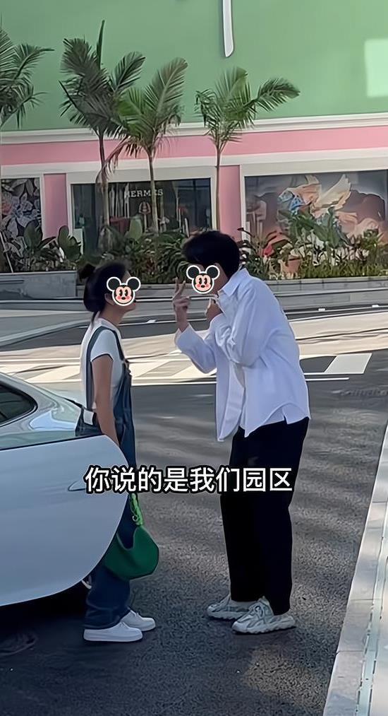 女子要求把婚纱照挂在公司的墙壁上男友无奈：你父亲会开除我的(图2)