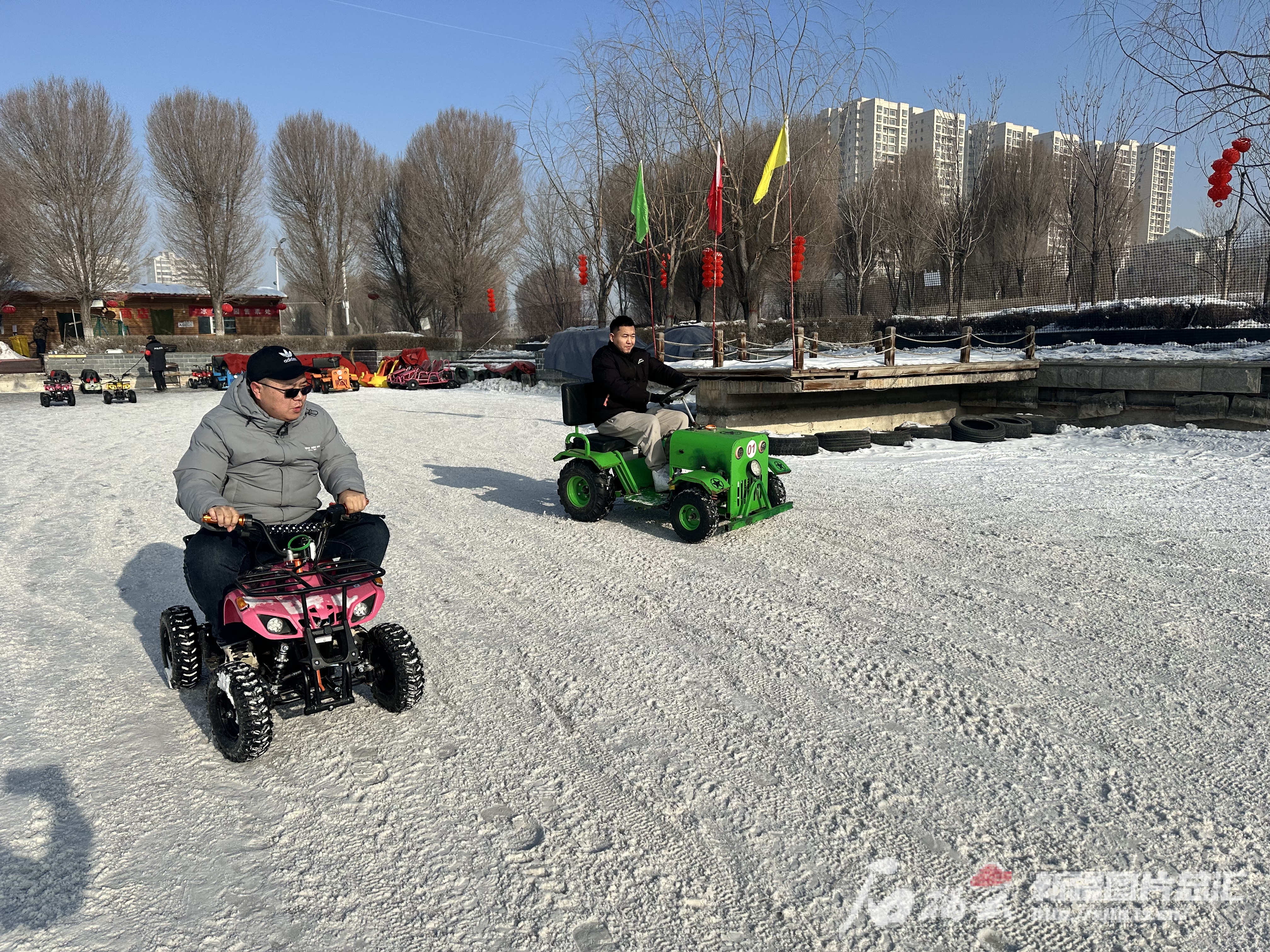 热雪沸腾｜旅拍摄影师、滑雪教练、民宿老板……看他们如何雪里“淘金”(图2)