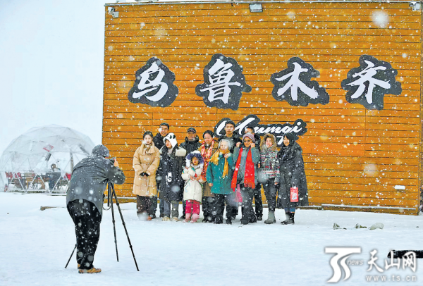 热雪沸腾｜旅拍摄影师、滑雪教练、民宿老板……看他们如何雪里“淘金”(图6)