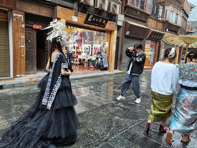 游客穿上苗族服饰拍大片！西江千户苗寨景区迎来旅拍热(图2)