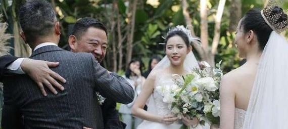 杨丽萍徒弟水月大婚！和同性恋女友同穿婚纱超养眼家人到场祝福(图3)