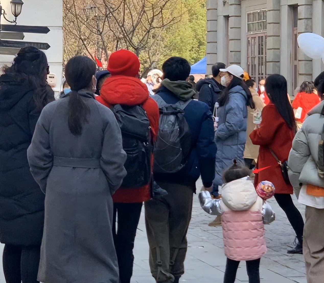 撒贝宁带妻子参加酒会！李白一身黑秀大长腿却因脸色难看引尴尬(图1)