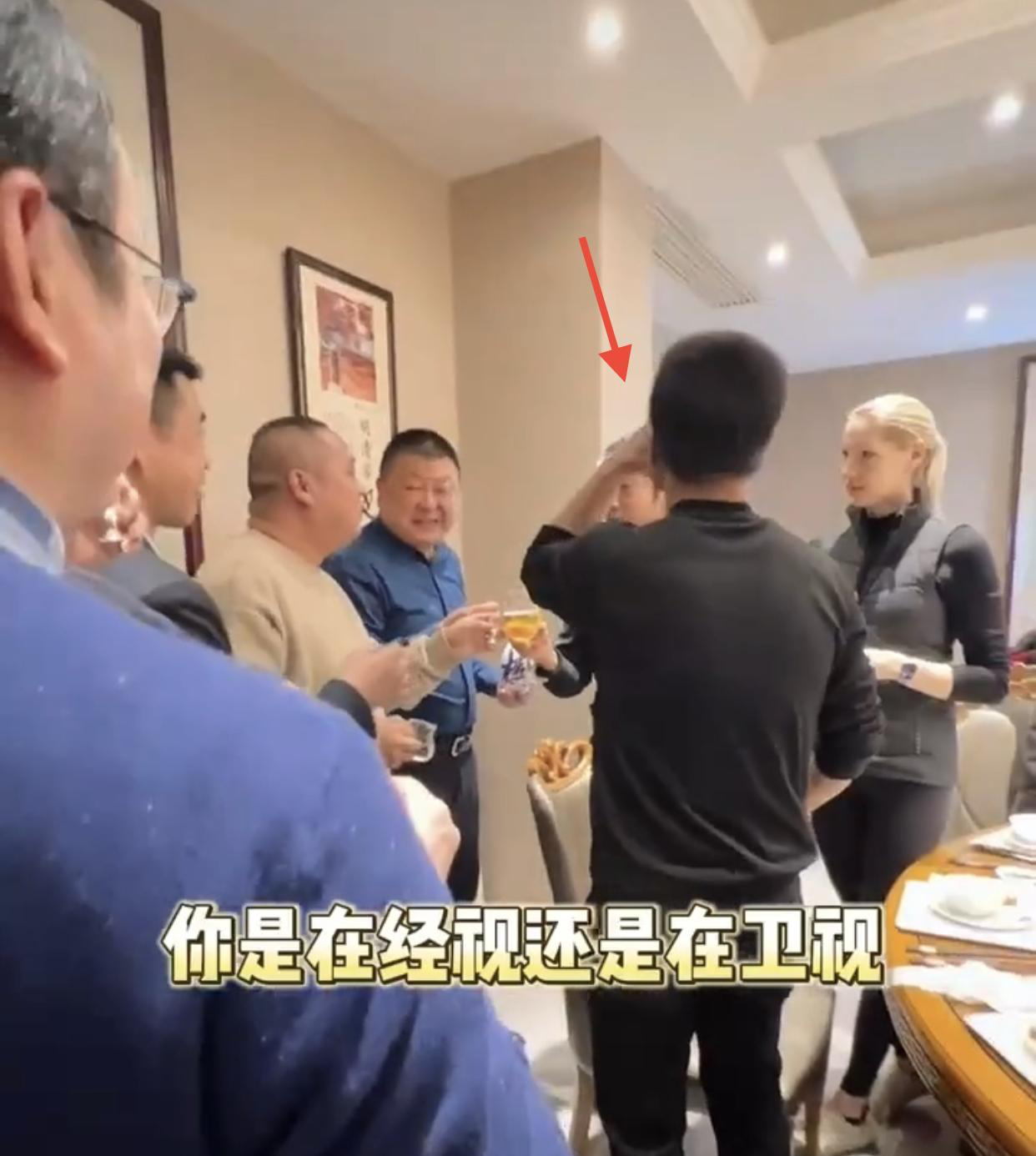 撒贝宁带妻子参加酒会！李白一身黑秀大长腿却因脸色难看引尴尬(图2)