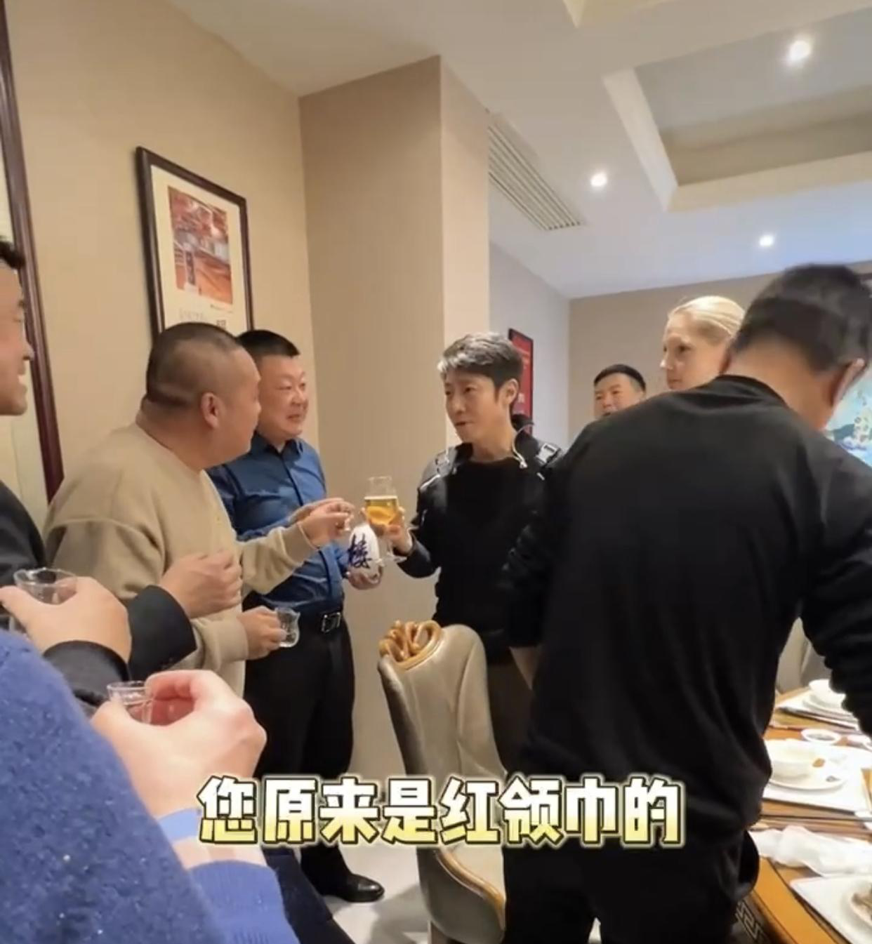 撒贝宁带妻子参加酒会！李白一身黑秀大长腿却因脸色难看引尴尬(图3)