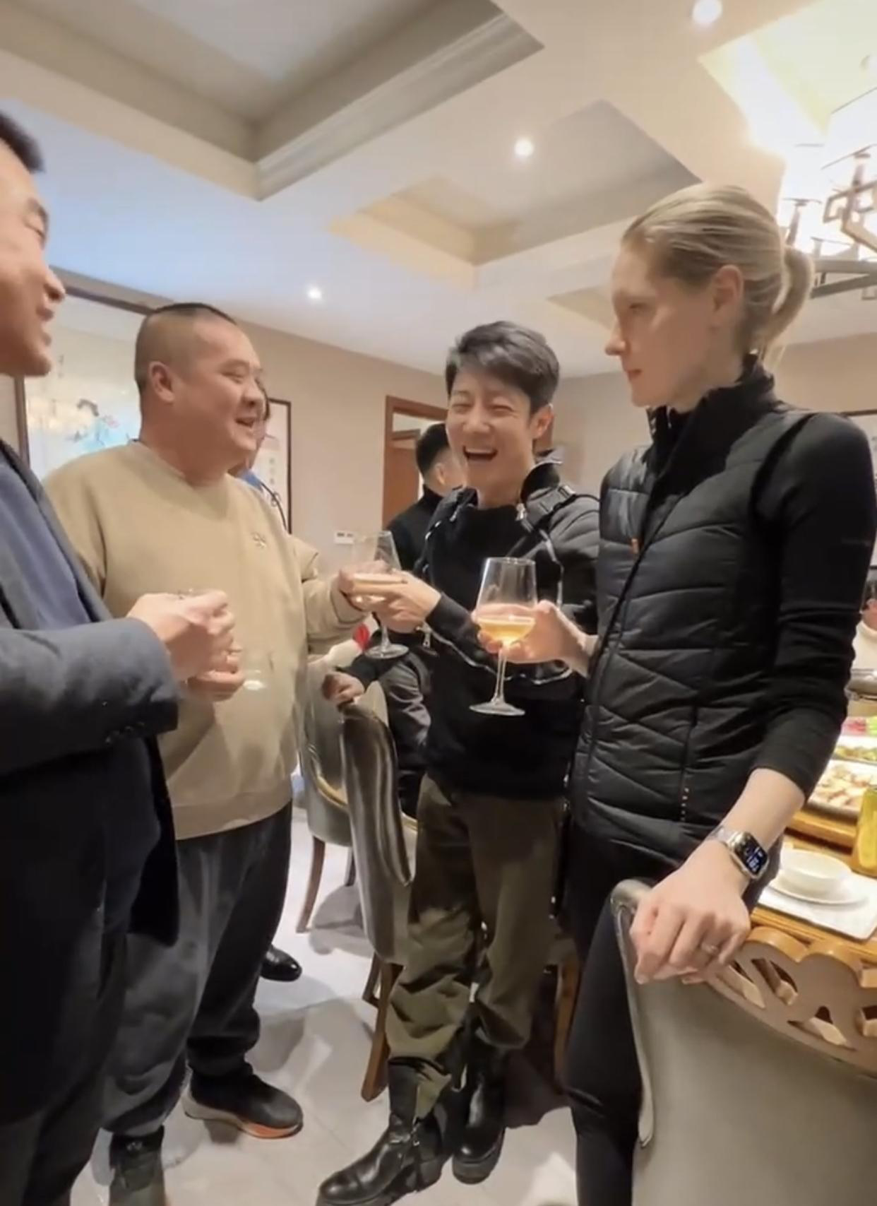 撒贝宁带妻子参加酒会！李白一身黑秀大长腿却因脸色难看引尴尬(图4)