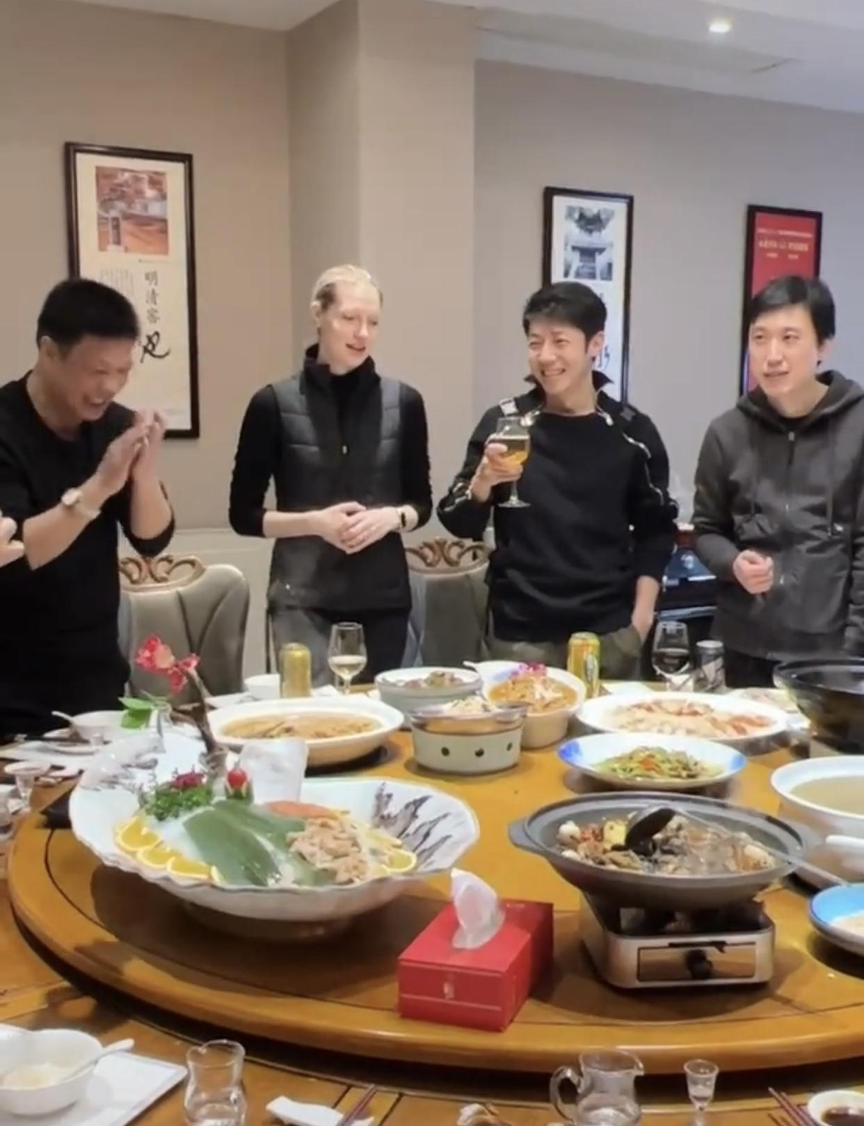 撒贝宁带妻子参加酒会！李白一身黑秀大长腿却因脸色难看引尴尬(图5)