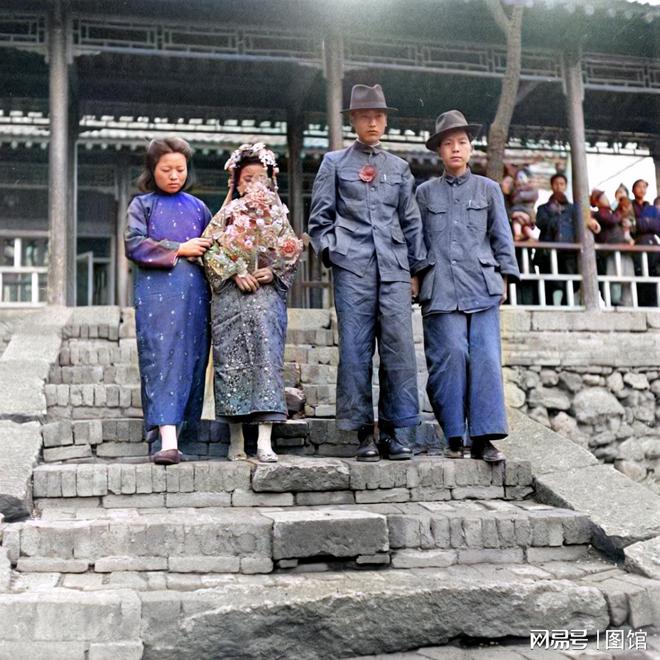 70年前临潼老照片：小夫妻华清池结婚全过程交杯酒博鱼体育网址跟现在不一样(图2)